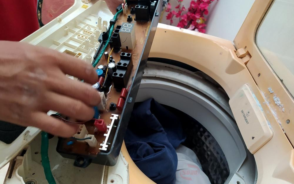 Bo mạch máy giặt Midea bị hỏng cũng có thể dẫn đến lỗi E21