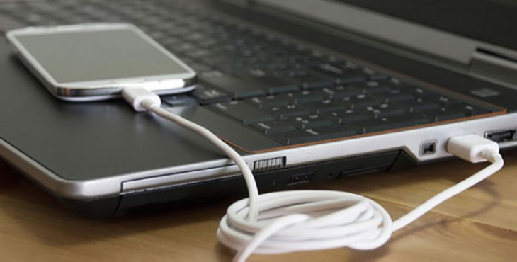 Cách sạc pin điện thoại bằng laptop