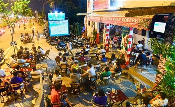 Chọn mua máy chiếu xem bóng đá cho quán cafe theo quy mô quán