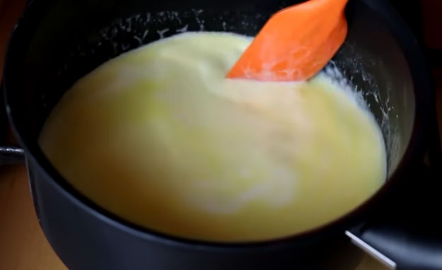 Nấu hỗn hợp bơ sữa
