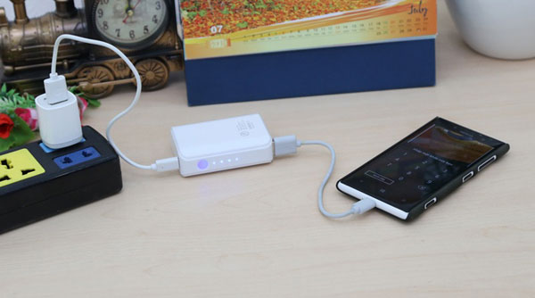 Tránh vừa nạp vừa xả sạc dự phòng