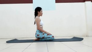 Ngồi quỳ lên chân, gót chân duỗi thẳng