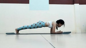 Bước chân ra phía sau, tư thế hiện tại giống như tư thế plank