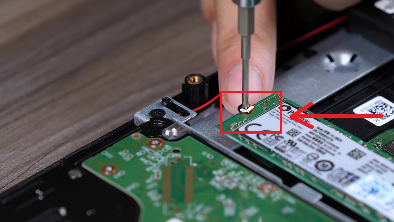 Rút SSD ra khỏi máy