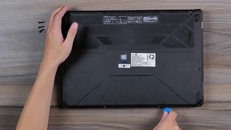 Téo dọc theo đường viền giữa nắp khớp với thân máy tính để mở rồi tháo nắp laptop.