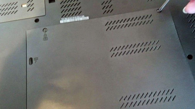 Kiểm tra kích thước của ổ cứng cũ được dùng trong laptop là bao nhiêu inch.