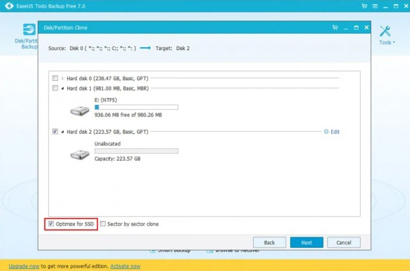 Chọn clone từ menu chính của chương trình, kết nối ổ cứng SSD mới (đã cắm vào Adapter) vào laptop thông qua cổng USB rồi chọn ổ cứng từ danh sách thiết bị nhận diện được