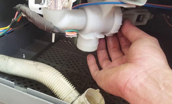 Mô tơ xả bị hỏng khiến máy giặt không thoát được nước