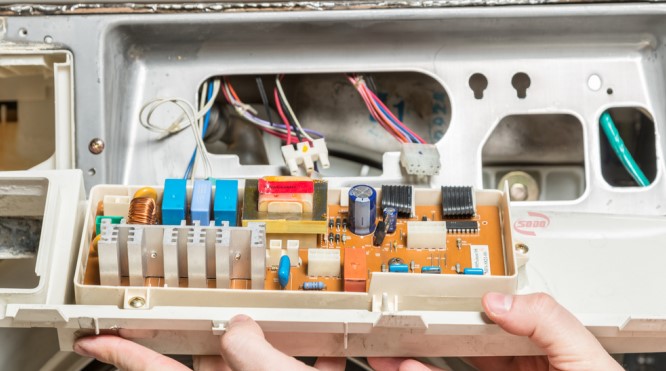 Máy giặt không thoát được nước do lỗi bo mạch điều khiển