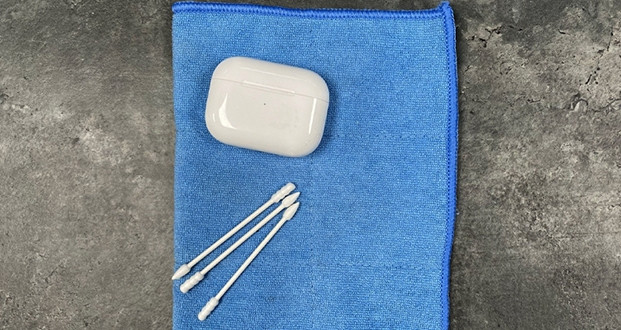Vệ sinh cổng sạc của tai nghe Bluetooth