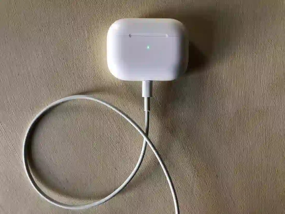 Giữ sạc tai nghe lâu khoảng vài giờ nếu tai nghe lâu không được sạc pin