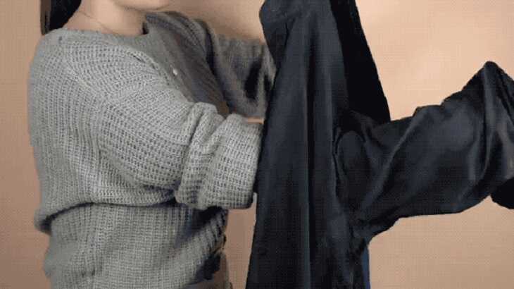 Lộn trái bề mặt áo trước khi cho vào máy giặt