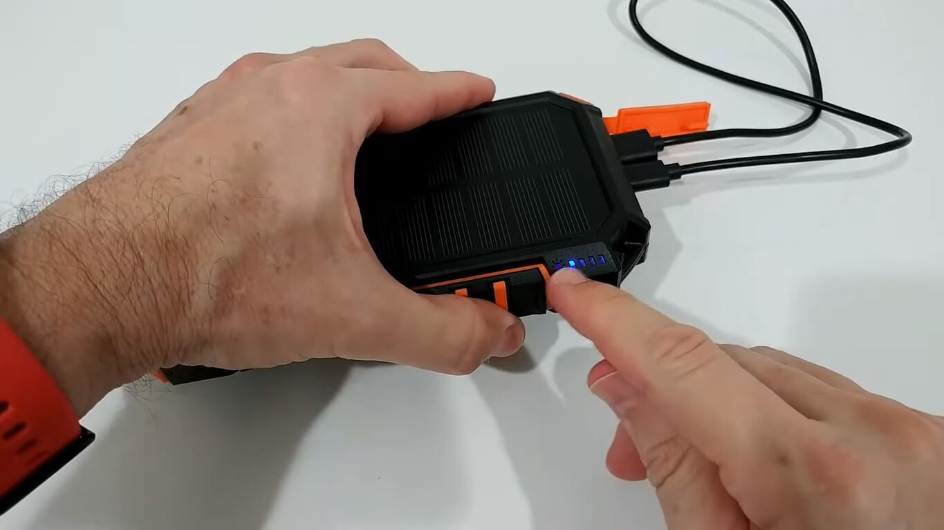 Cách 2: Reset sạc dự phòng bằng dây cáp sạc