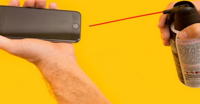 Cách vệ sinh loa điện thoại iPhone bằng bình xịt khí