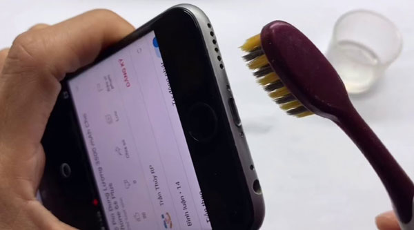 Cách vệ sinh loa iPhone bằng bàn chải đánh răng
