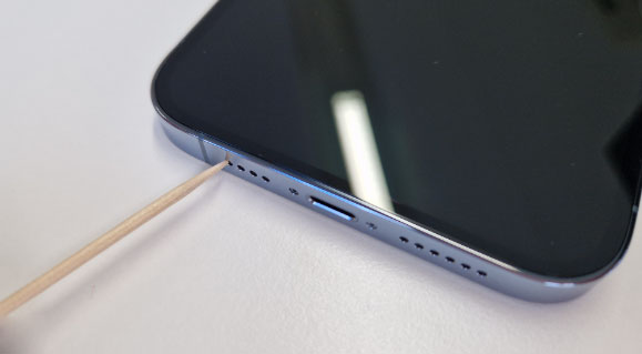 Cách vệ sinh loa iPhone tại nhà bằng tăm