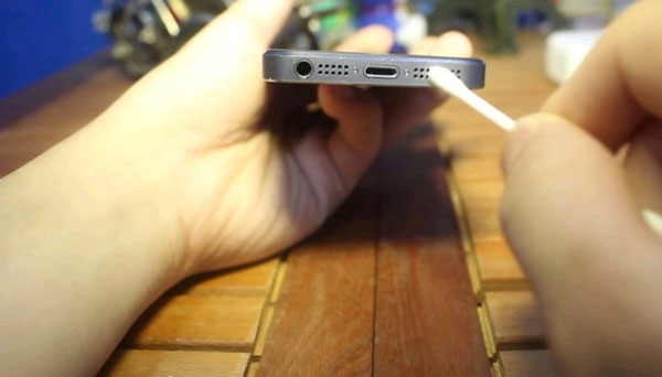 Cách vệ sinh loa iPhone bằng tăm bông