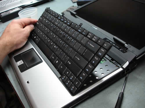 Cách tháo bàn phím laptop