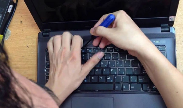 Cách tháo bàn phím laptop