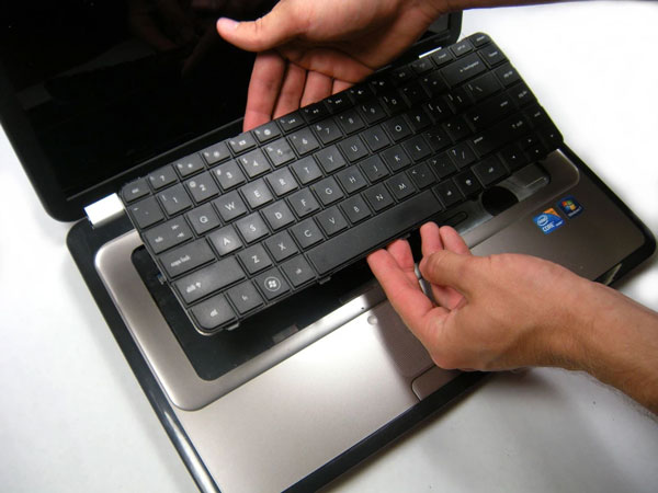 Cách tháo bàn phím laptop