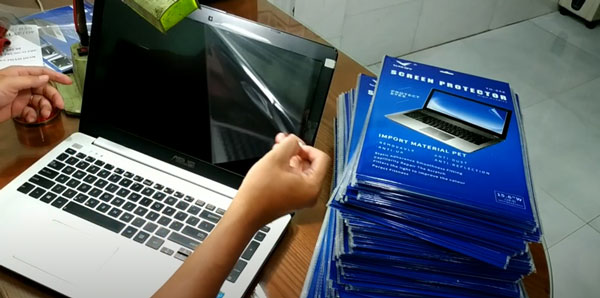 Cách dán màn hình laptop