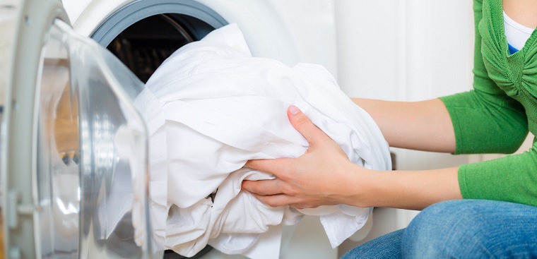 Kiểm tra quần áo bên trong máy giặt