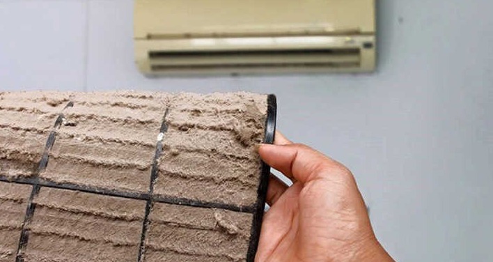 Điều hòa quá bẩn do không được vệ sinh định kỳ cũng có thể có mùi khét khi hoạt động