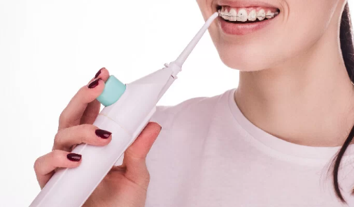 Niềng răng có nên sử dụng tăm nước không?