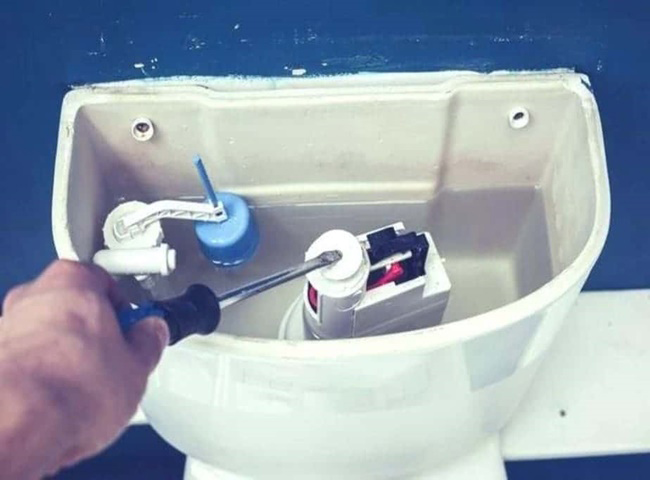 Cách sửa phao cơ bồn cầu không ngắt nước