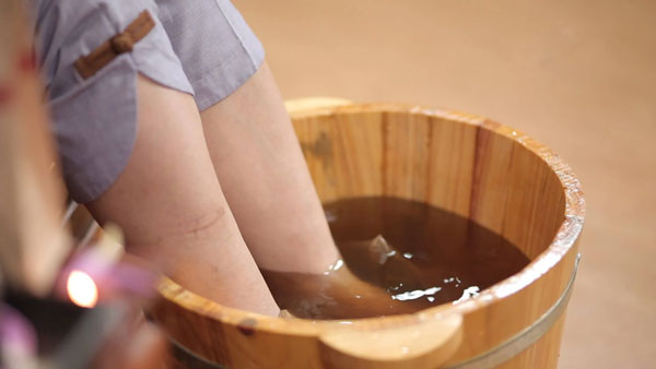 Cách làm ấm chân với thảo dược