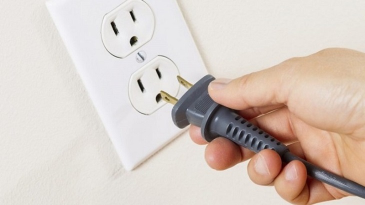 Kiểm tra dây nguồn của máy giặt và ổ cắm điện