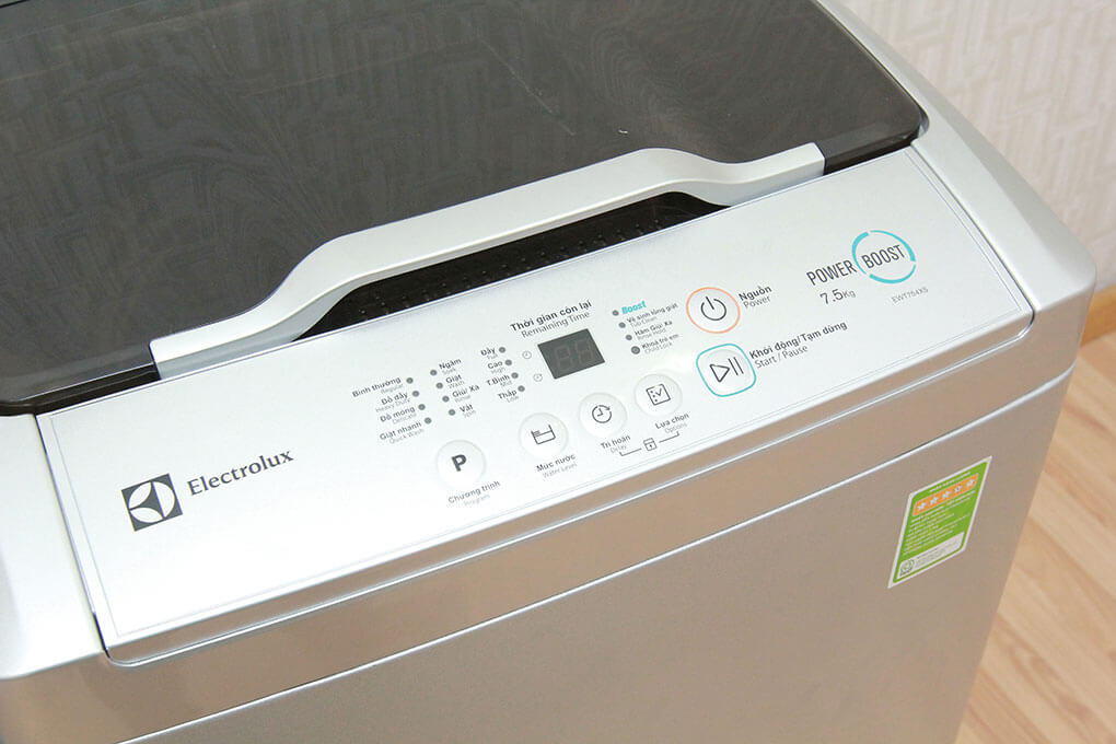 Cách vắt khô quần áo bằng máy giặt Electrolux cửa trên