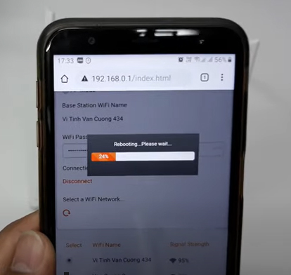 Tiếp tục chờ thêm vài giây để điện thoại và bộ kích wifi reset lại. Trường hợp này có nghĩa là bộ kích wifi sẽ kết nối với cục wifi nhà bạn để phát mạng