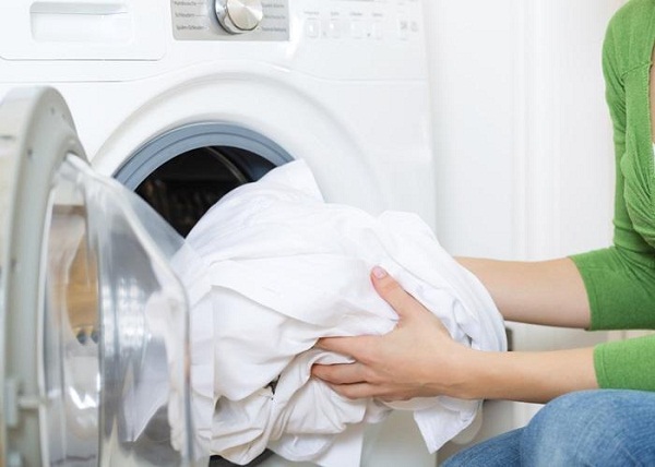 Tại sao quần áo trắng khó giặt hơn?
