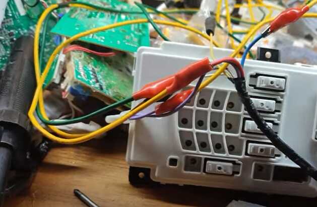 Máy giặt có mùi khét do hệ thống đường dây điện