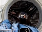 Cách giặt quần jean bằng máy giặt như thế nào? Có nên không?
