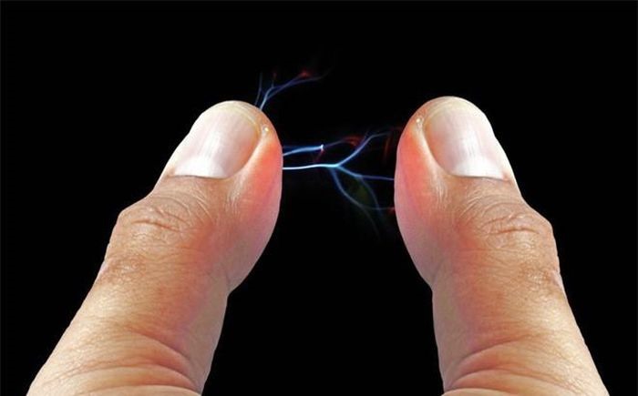 Tại sao mùa đông lại bị điện giật khi chạm vào tay nắm cửa?