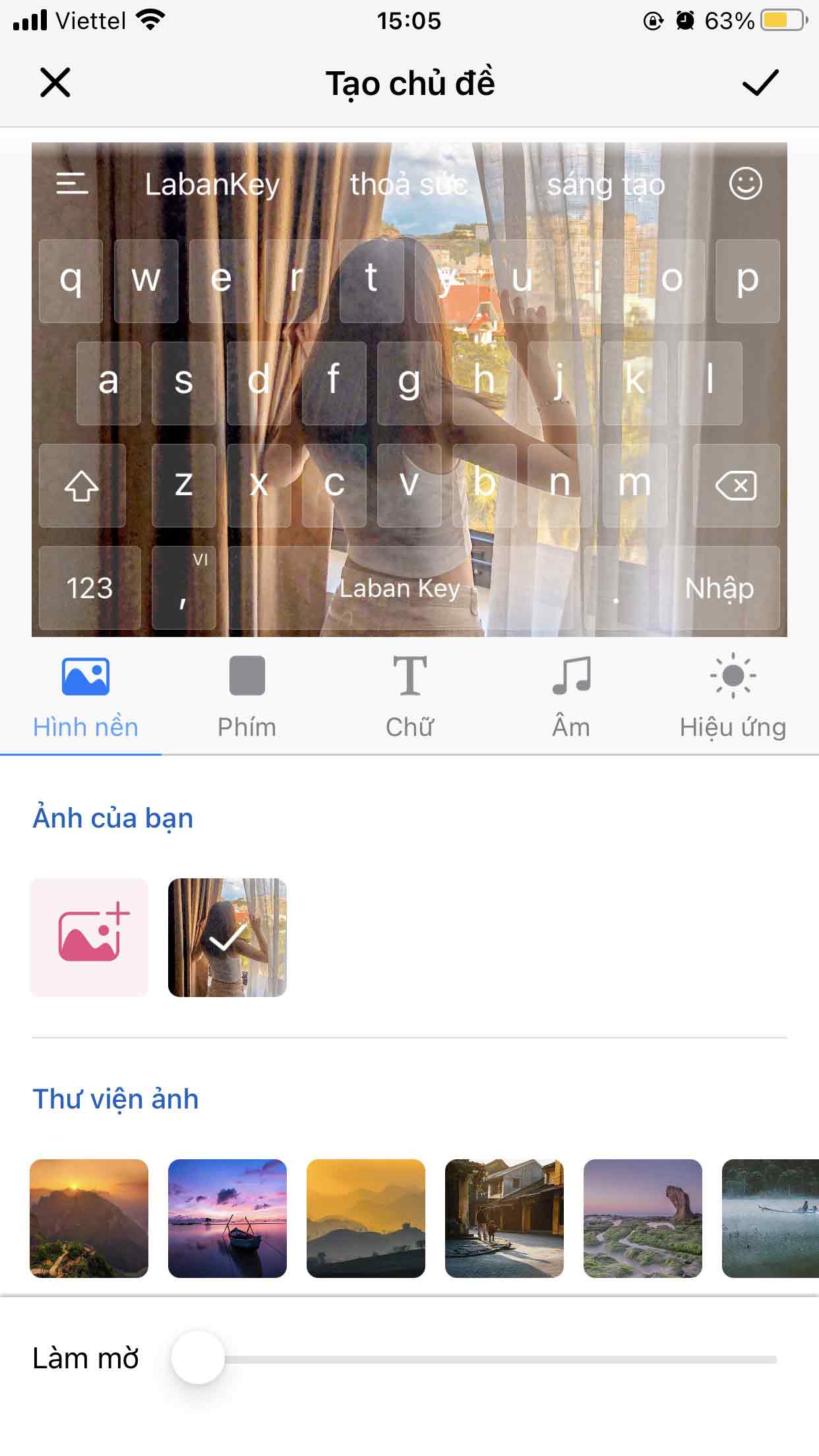 Nhấn vào dấu tích hình chữ V ở trên cùng màn hình bên phải để hoàn tất quá trình đổi hình nền bàn phím iPhone