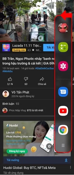 Mở một ứng dụng mà bạn muốn chia đôi ra -> Vuốt từ bên phải của cạnh màn hình ra bạn sẽ thấy list danh sách các ứng dụng trên máy
