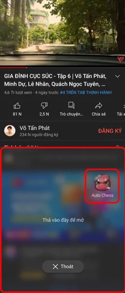Tìm và kéo thả ứng dụng bạn muốn chia đôi vào vùng chia đôi là được