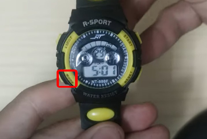 Ấn nút MODE (nút C) đến khi phần giây hiển thị trên màn hình nhấp nháy