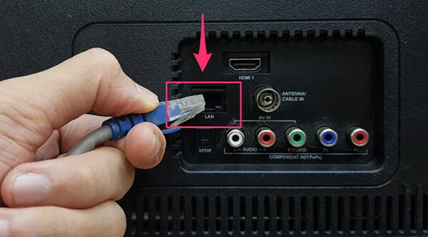 Sử dụng dây cáp để  tivi TCL kết nối mạng nhanh và ổn định hơn 
