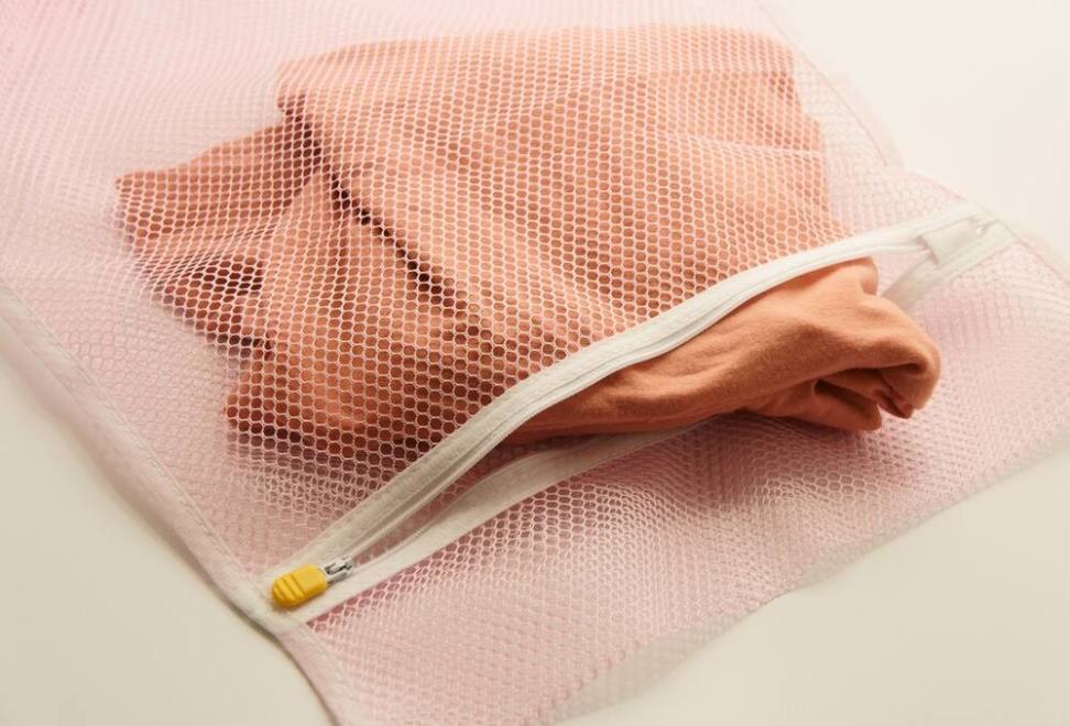 Cho áo hoodie vào túi giặt