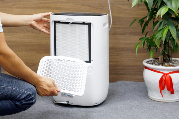 Vệ sinh màng lọc để khắc phục máy hút ẩm kêu to 
