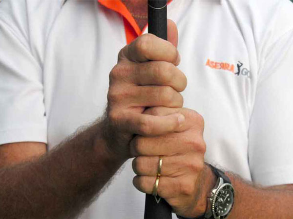 Hướng dẫn cách cầm gậy golf kiểu truyền thống Overlapping
