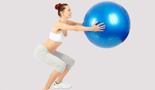 Bài tập Squats với bóng yoga