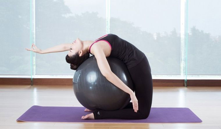 Bài tập xoay cột sống với bóng yoga