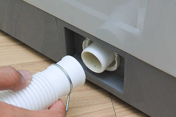 Kiểm tra đường ống đầu vào và đầu thải ra của máy giặt