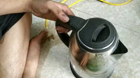 Nhấn nút công tắc khởi động ấm siêu tốc lên