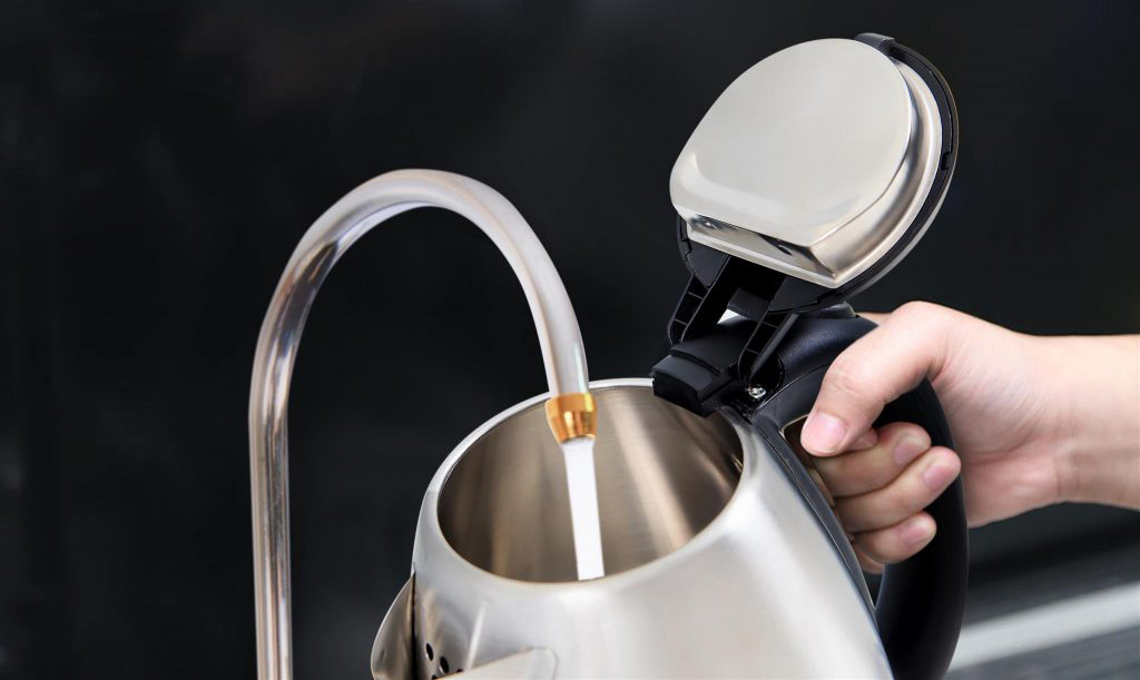 Đổ nước vào ấm với điều kiện nước phải ở nhiệt độ phòng và cần phủ toàn bộ bề mặt của trứng
